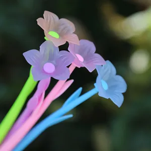 Macro dettaglio di penne gel a forma di fiore colorati con petali che cambiano colore alla luce