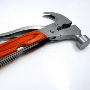 Marteau multitool multifonctionnel avec manche en bois pour le camping et équipement survie.
