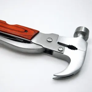 Pince marteau multifonctionnelle pour le camping en plein air avec un manche en bois robuste.