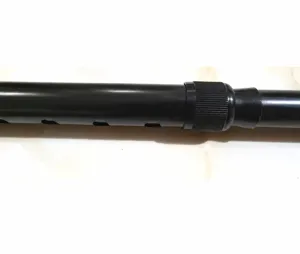 Detailaufnahme des Teleskop-Trekkingstocks mit Holzgriff und individuell einstellbarer Länge.