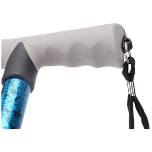 Λεπτομερές κοντινό πλάνο της εργονομικής γκρι λαβής και του μπλε μοτίβου του μπαστουνιού.