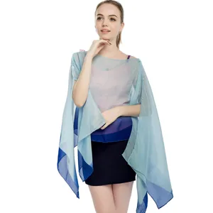 Elegante poncho de gasa degradada azul con botones de perla para el sol de verano
