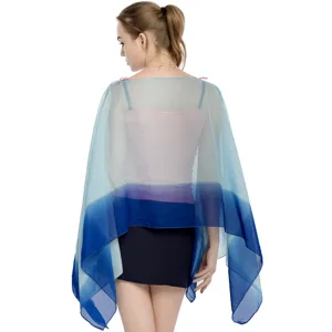 Elegante chal de gasa azul degradado con detalle de botón de perla para mujer