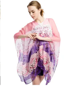 Blumiger Chiffon-Schal mit rosa-violettem Farbverlauf und feinem Perlenknopf.