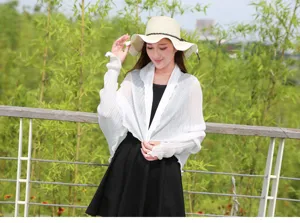 Modell trägt ein weißes plissiertes Chiffon-Sonnenschutz-Schal für Damen im Freien