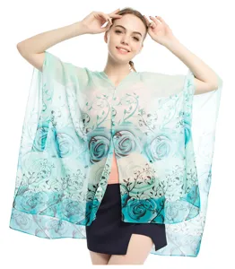 Detailansicht des Chiffon-Sonnenschutzschals mit blauem Rosendruck und edlem Perlenknopf