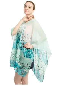 Detailansicht eines leichten Schals aus Chiffon mit Rosendruck und Perlenschnalle