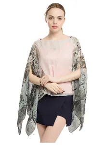 Elegantes Chiffon-Sonnenschutz-Tuch mit Blumenmuster über einem stilvollen rosa Top