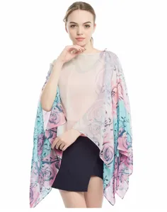 Detailansicht eines Damen-Chiffonschals mit Blumenmuster und Perlenknopf-Verschluss