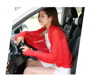 Roter plissierter Sonnenschutzschal zum Autofahren mit eleganten Rüschen und langen Ärmeln.