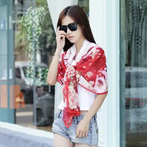 Elegante rode bloemen chiffon zonbescherming sjaal voor op het strand en de zomer