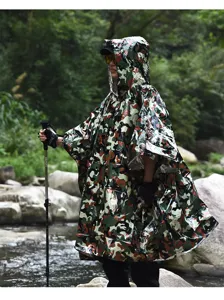 Impermeable camouflage avec capuche vue de detail, parfait pour la randonnee et les activites.