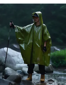 Poncho de pluie imperméable vert pour randonnée et camping en temps de pluie détail.
