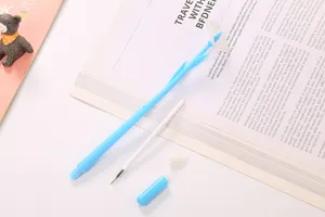 Vista dei componenti di una penna gel blu a forma di fiore con fusto, ricarica e tappo