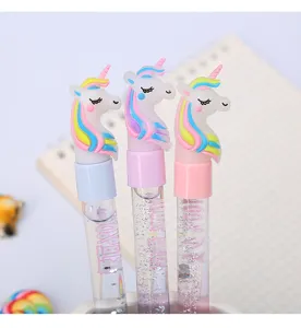 Dettaglio ravvicinato di penne gel a forma di unicorno con fusti riempiti di sabbie mobili glitter