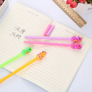 Bunte Cartoon Seepferdchen Gelschreiber auf einem minimalistischen linierten Notizbuch