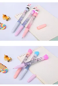 Dettaglio di graziose penne gel con glitter liquidi e tappi a forma di coniglio e fiore