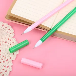 Stylos à gel créatifs vert et rose pour étudiants avec pointes fines sur fond de bureau rose