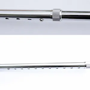 Dettaglio del bastone da passeggio in alluminio per anziani con anello di bloccaggio e fori.