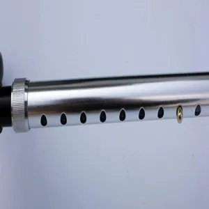 Primo piano del tubo metallico della stampella regolabile con fori per anziani in cammino.