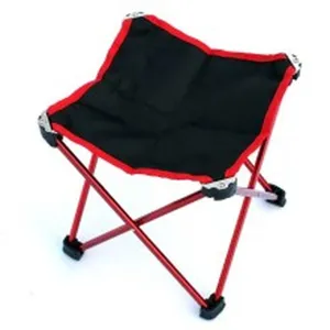 Sgabello da campeggio pieghevole portatile con telaio in alluminio rosso e seduta nera.