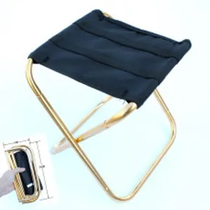 Sgabello da campeggio pieghevole portatile con struttura in alluminio e tessuto nero.