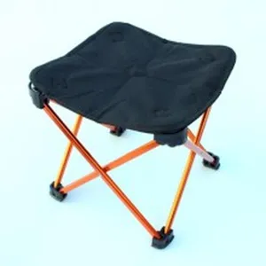 Vista dettagliata dello sgabello da campeggio pieghevole portatile con gambe in alluminio nero.