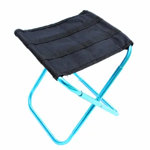 Sgabello da campeggio pieghevole portatile con struttura in alluminio e seduta.