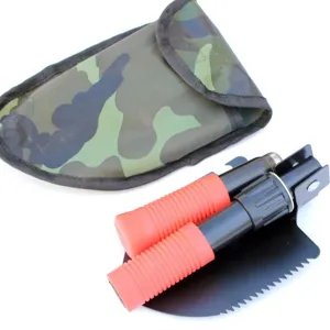 Pala da campeggio pieghevole multifunzionale con custodia camouflage e manico arancione.