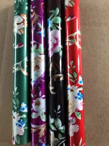 Nahaufnahme der bunten, floral gemusterten Trekkingstöcke aus Aluminiumlegierung im Detail.