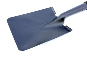 Primo piano della robusta testa della pala in metallo nero con rivestimento resistente.