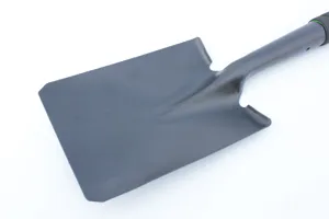 Primo piano della testa della pala in metallo nero per campeggio all'aperto e attrezzi.