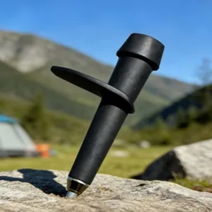 Dettaglio della protezione per puntale da trekking con rondella fango integrata per escursioni.