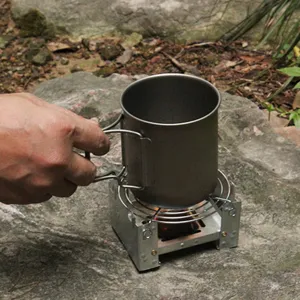Draagbare outdoor camping alcohol fornuis en metalen beker set met opvouwbaar handvat.