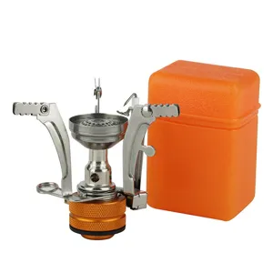 Vue détaillée du réchaud de camping portable avec supports pliables et étui orange.