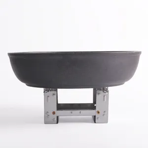 Detailopname van draagbare alcohol campingkooktoestel, compact metalen opvouwbaar.