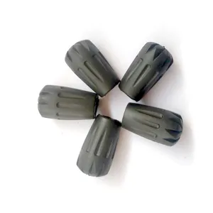 Nahaufnahme langlebiger Gummi-Trekkingstockspitzen für sicheren Halt und Schutz beim Wandern.