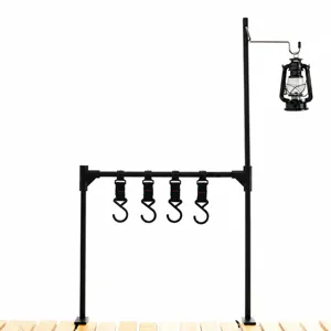 Détail du support de rangement pour table de camping avec des poteaux métalliques robustes.