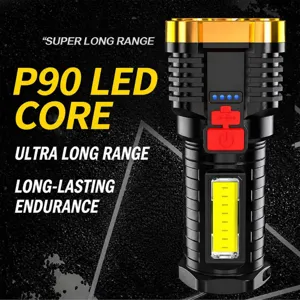 Gros plan détaillé de la puissante lampe de poche LED avec mèche P90 et lumière COB.