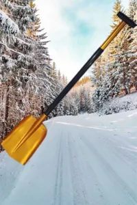 Vue détaillée de la pelle à neige en alliage d'aluminium dans le paysage d'hiver.