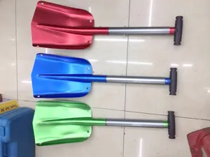 Vue détaillée de pelles pliantes en aluminium multicolores pour neige et camping en plein air.
