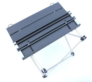 Tavolo da campeggio pieghevole in alluminio, design portatile leggero per picnic e barbecue all'aperto.