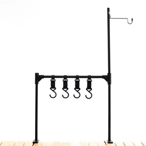 Détail de support de rangement pour table pliante de camping, support en métal noir.