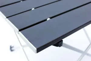 Primo piano della superficie del tavolo da campeggio pieghevole con struttura robusta.