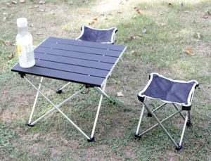 Set tavolo e sedia pieghevole in alluminio da esterno, dettaglio mini scrivania da campeggio.