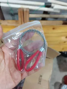 Détail de scie à fil en acier inoxydable portable avec structure flexible à quatre brins et poignées.