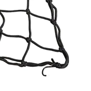 Dettaglio della rete elastica nera per moto, tasca in rete resistente per casco e serbatoio.