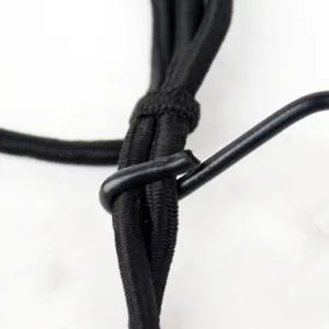 Dettaglio ravvicinato di corda elastica nera con gancio in metallo per rete casco moto