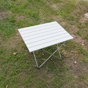 Tavolo pieghevole da esterno portatile in lega di alluminio per campeggio picnic barbecue.