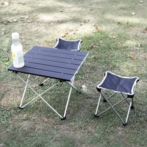 Set di tavolo e sedie pieghevoli da campeggio in alluminio leggero per picnic e barbecue.